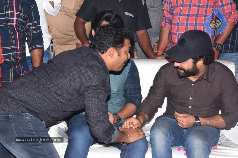 Entha Manchivaadavuraa Pre Release Event Set 02 - 45 / 81 photos