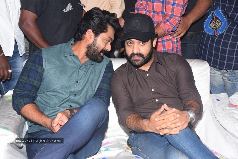 Entha Manchivaadavuraa Pre Release Event Set 02 - 59 / 81 photos
