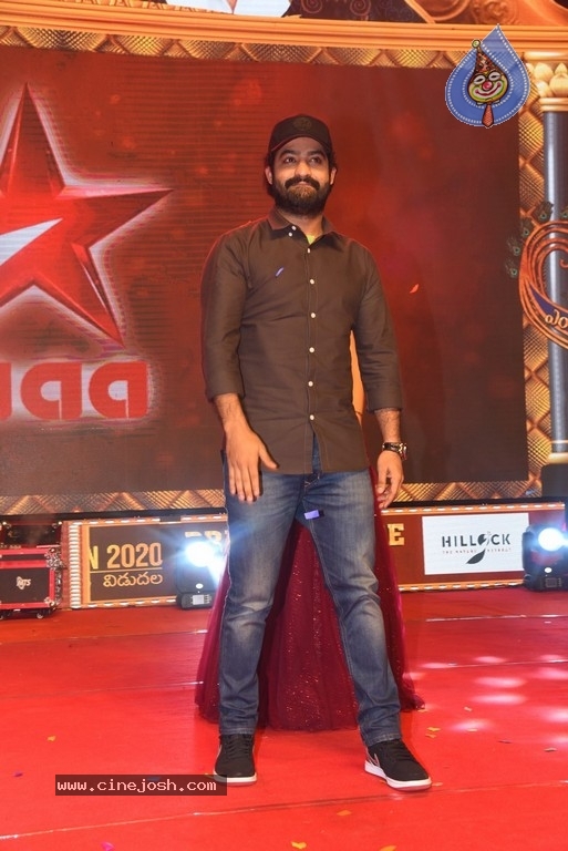 Entha Manchivaadavuraa Pre Release Event Set 02 - 61 / 81 photos