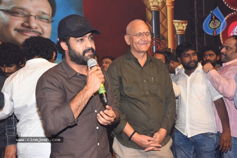 Entha Manchivaadavuraa Pre Release Event Set 02 - 67 / 81 photos