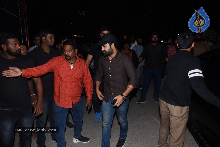 Entha Manchivaadavuraa Pre Release Event Set 02 - 74 / 81 photos