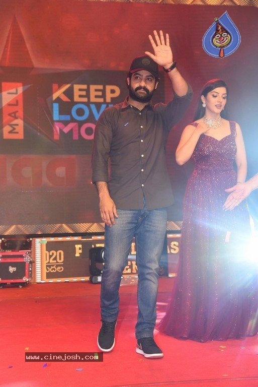 Entha Manchivaadavuraa Pre Release Event Set 02 - 79 / 81 photos