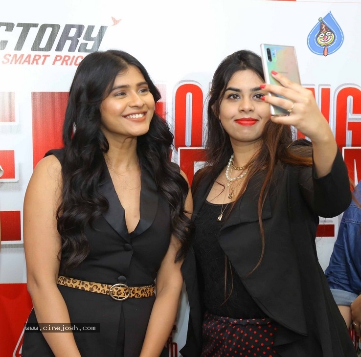 Hebah Patel Unveils Free Shopping Weekend Of Brand Factory - 27 / 42 photos
