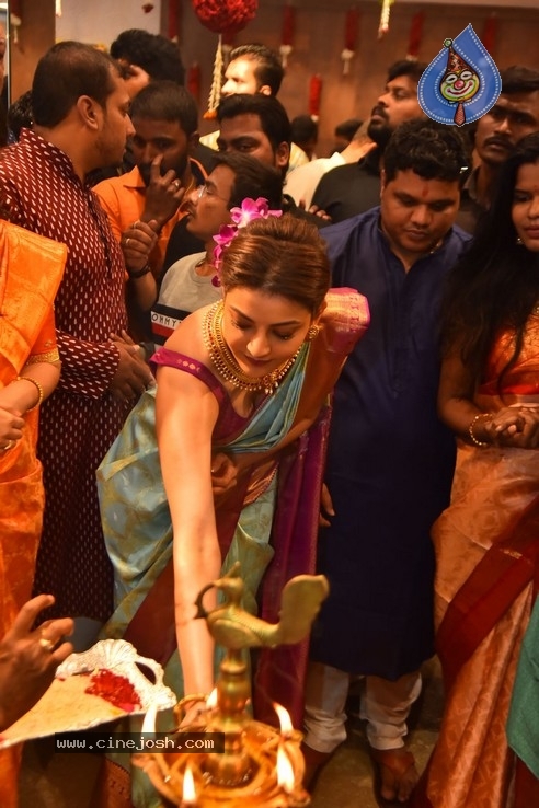 Kajal Launched Vidhatri Mall - 24 / 42 photos
