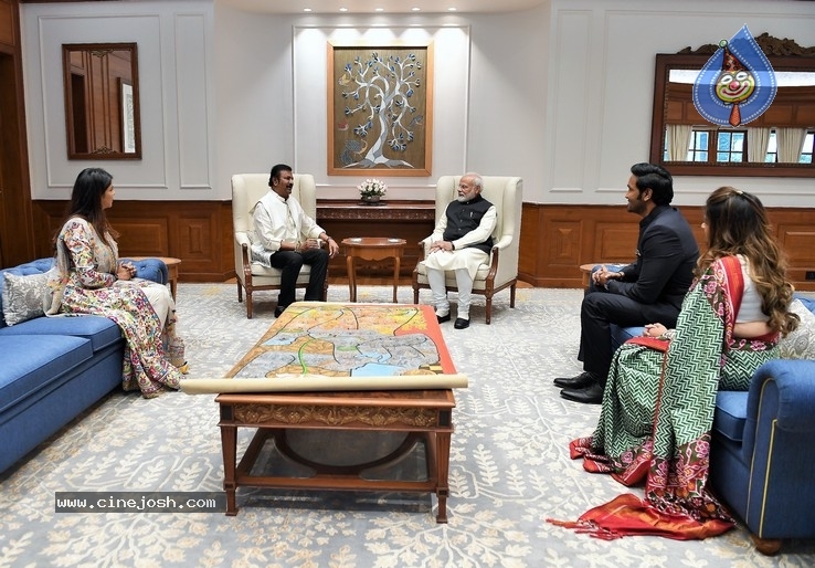Mohan Babu Family Meets Modi - 2 / 4 photos