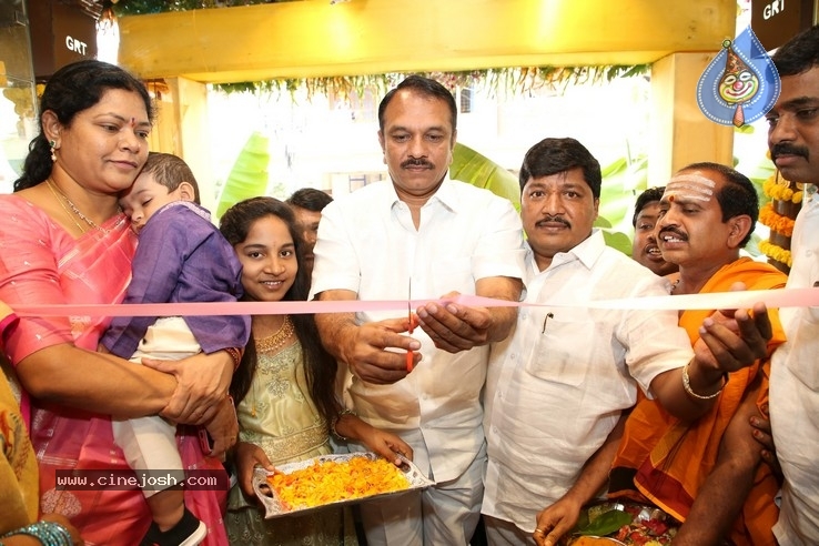 Priyanka Jawalkar inaugurated Kanchipuram GRT Silks at Dilsukhnagar - 1 / 15 photos
