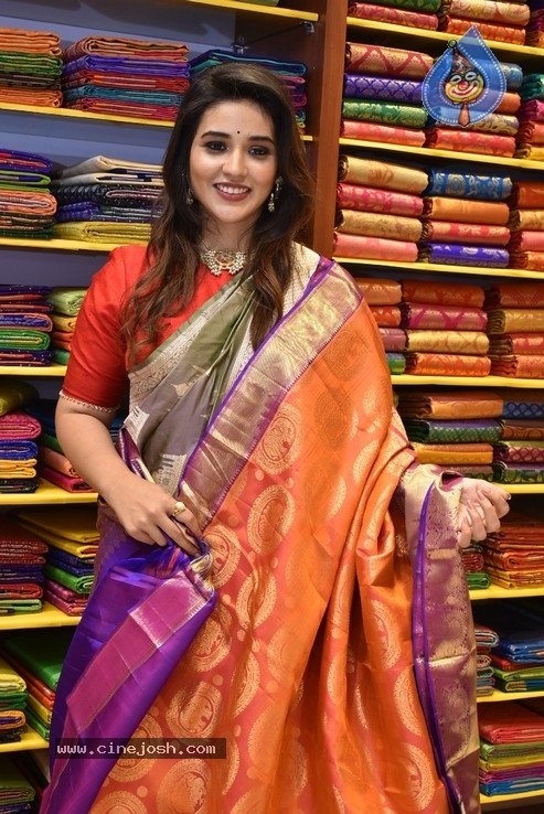 Priyanka Jawalkar inaugurated Kanchipuram GRT Silks at Dilsukhnagar - 2 / 15 photos