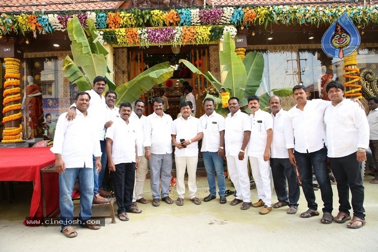 Priyanka Jawalkar inaugurated Kanchipuram GRT Silks at Dilsukhnagar - 5 / 15 photos