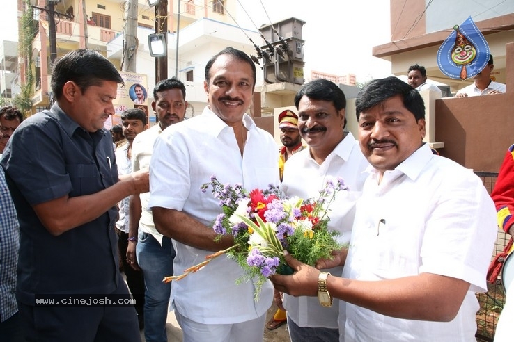 Priyanka Jawalkar inaugurated Kanchipuram GRT Silks at Dilsukhnagar - 6 / 15 photos