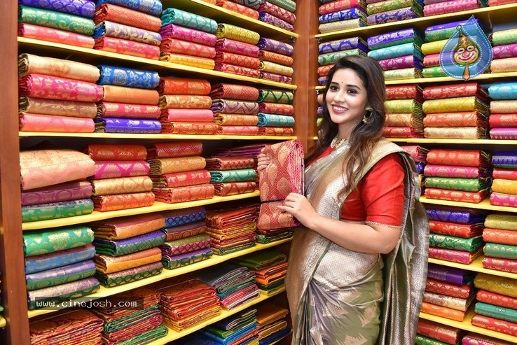 Priyanka Jawalkar inaugurated Kanchipuram GRT Silks at Dilsukhnagar - 7 / 15 photos