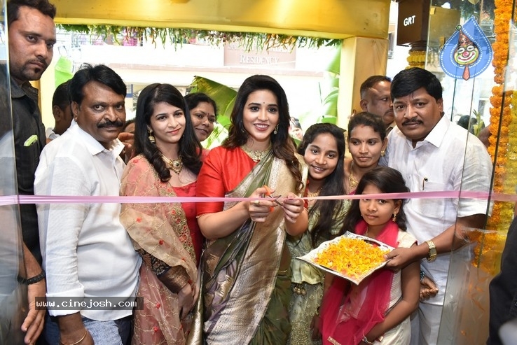 Priyanka Jawalkar inaugurated Kanchipuram GRT Silks at Dilsukhnagar - 8 / 15 photos