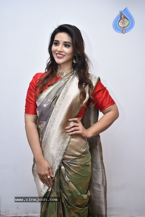 Priyanka Jawalkar inaugurated Kanchipuram GRT Silks at Dilsukhnagar - 9 / 15 photos