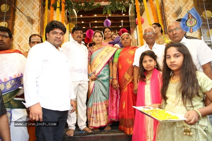 Priyanka Jawalkar inaugurated Kanchipuram GRT Silks at Dilsukhnagar - 10 / 15 photos