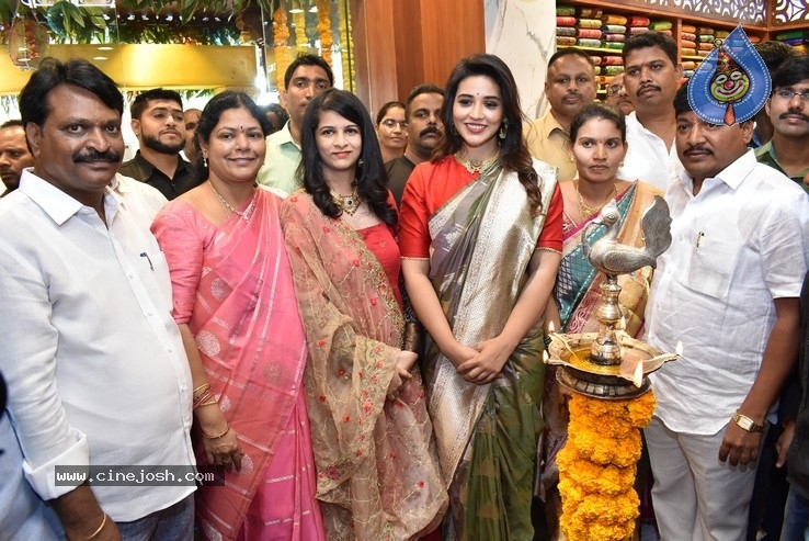 Priyanka Jawalkar inaugurated Kanchipuram GRT Silks at Dilsukhnagar - 14 / 15 photos