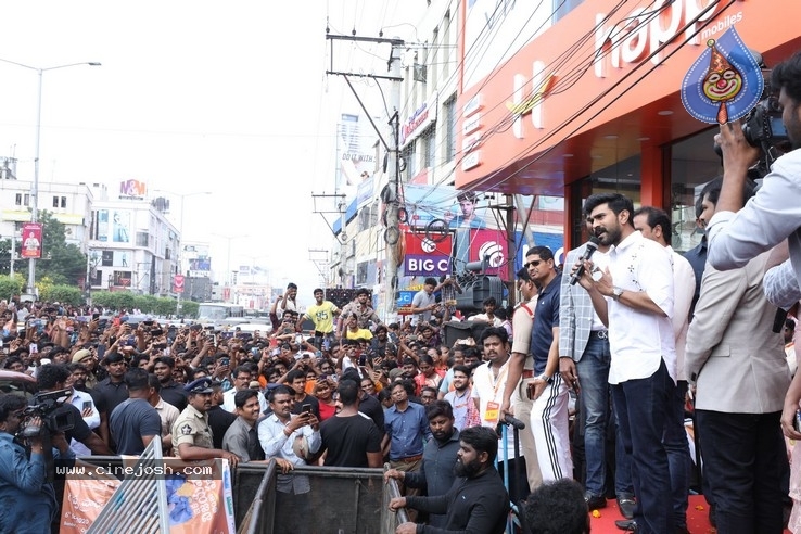 RamCharan Launched Happi Mobile Store - 25 / 53 photos