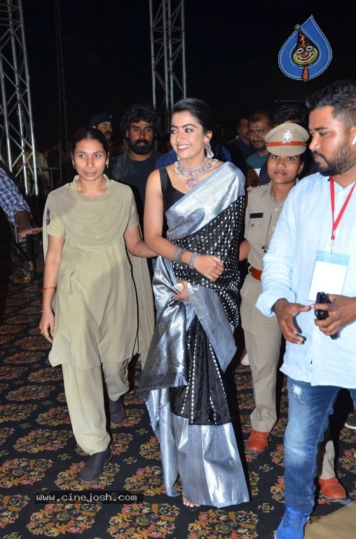 Sarileru Neekevvaru Blockbuster Ka Baap Celebrations 03 - 58 / 63 photos