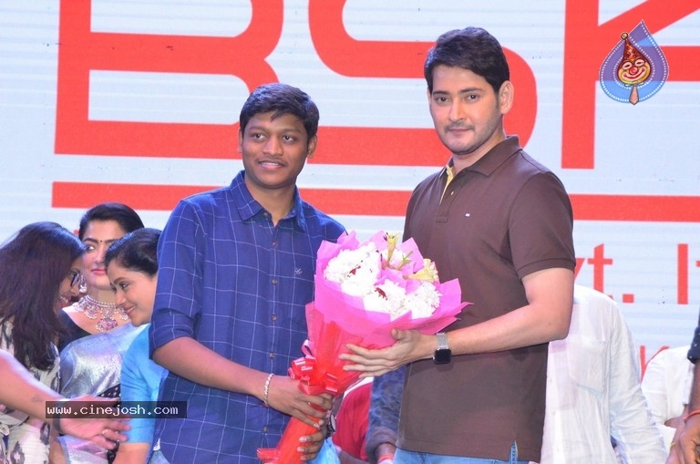  Sarileru Neekevvaru Blockbuster Ka Baap Celebrations 04 - 12 / 42 photos