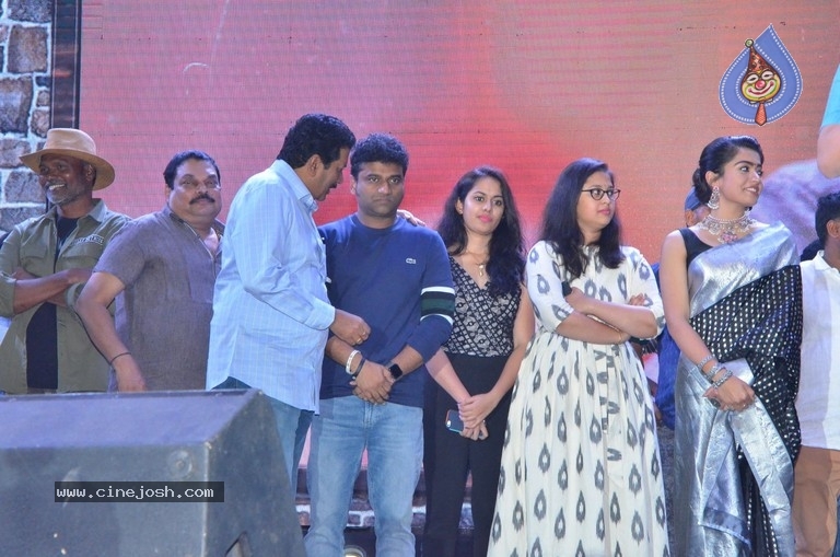  Sarileru Neekevvaru Blockbuster Ka Baap Celebrations 04 - 24 / 42 photos