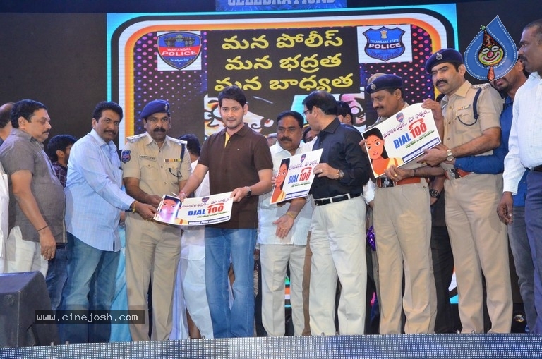  Sarileru Neekevvaru Blockbuster Ka Baap Celebrations 04 - 40 / 42 photos