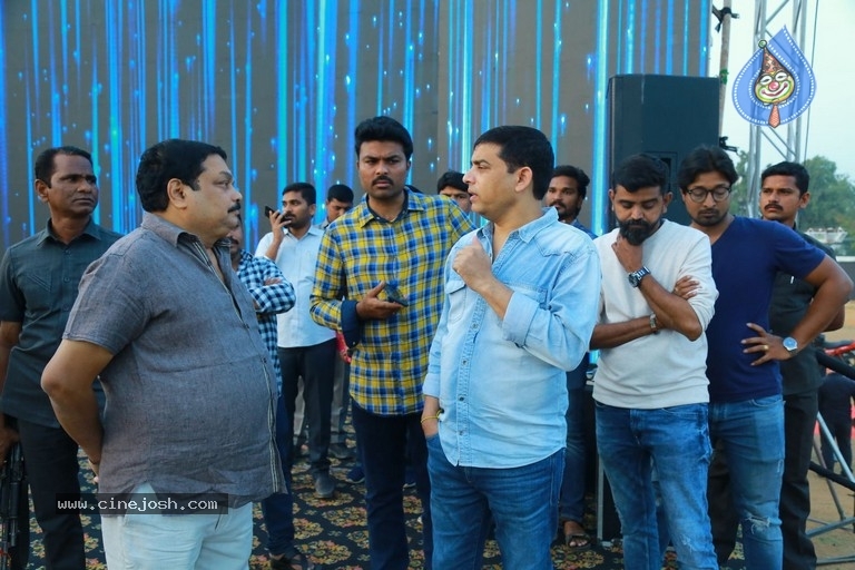 Sarileru Neekevvaru Blockbuster Ka Baap Celebrations - 8 / 20 photos