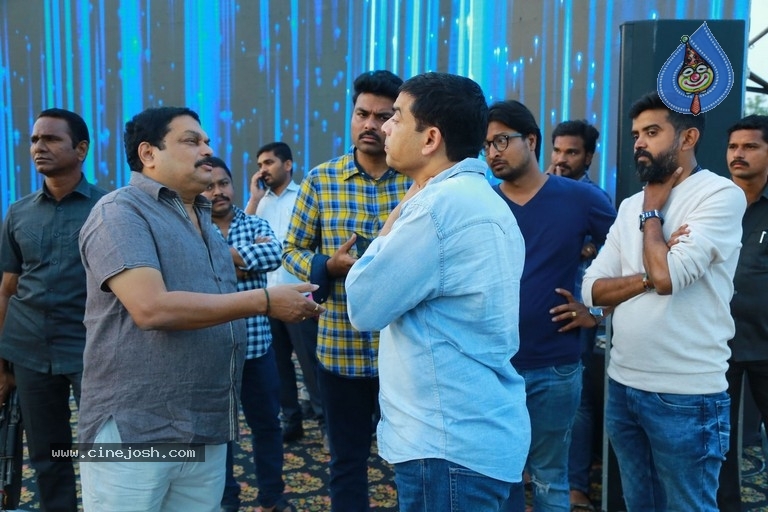 Sarileru Neekevvaru Blockbuster Ka Baap Celebrations - 11 / 20 photos