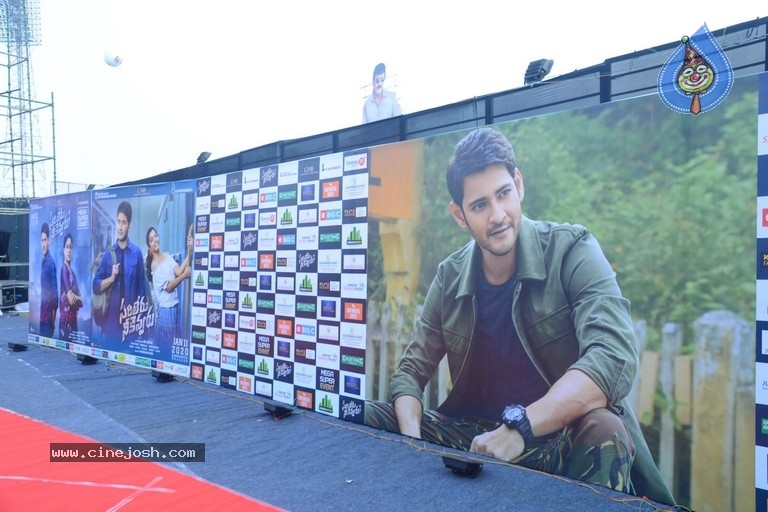 Sarileru Neekevvaru Pre Release Event 01 - 1 / 21 photos