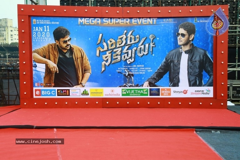 Sarileru Neekevvaru Pre Release Event 01 - 19 / 21 photos