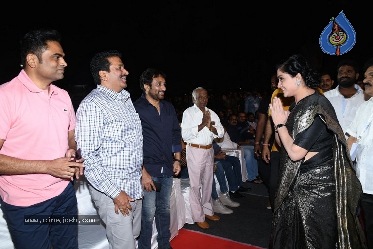 Sarileru Neekevvaru Pre Release Event 04 - 14 / 54 photos