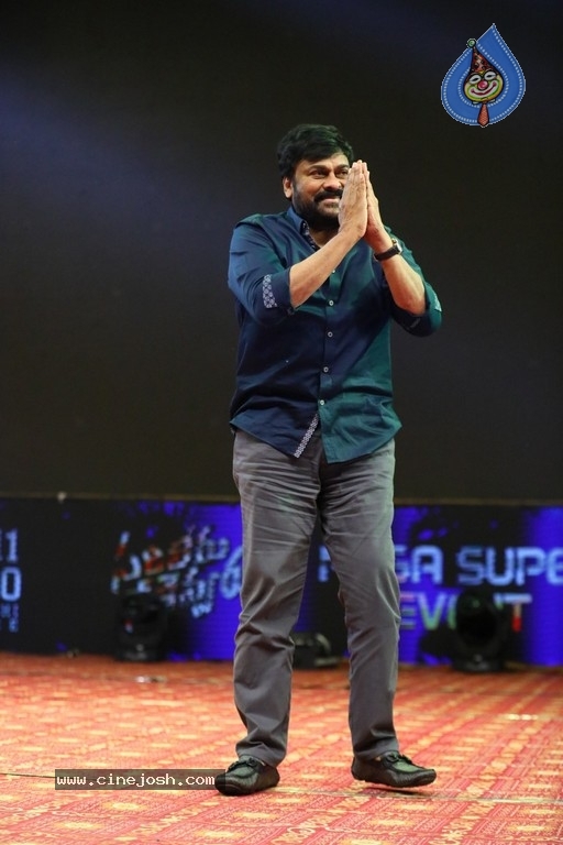 Sarileru Neekevvaru Pre Release Event  - 20 / 70 photos