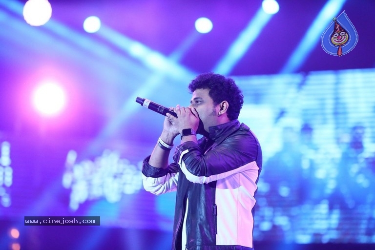 Sarileru Neekevvaru Pre Release Event 06 - 96 / 179 photos