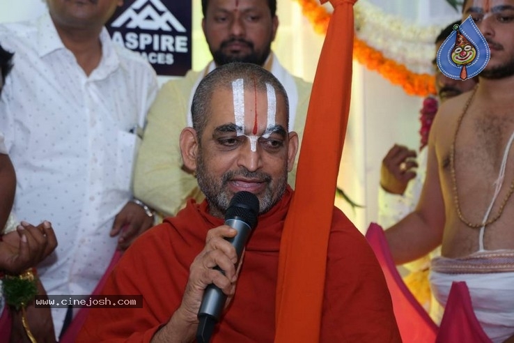 Shri Tridandi Srimannarayana Ramanuja Chinna Jeeyar Swamy Launched Space Vision Groups  - 1 / 21 photos