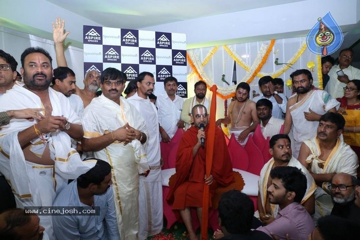 Shri Tridandi Srimannarayana Ramanuja Chinna Jeeyar Swamy Launched Space Vision Groups  - 9 / 21 photos