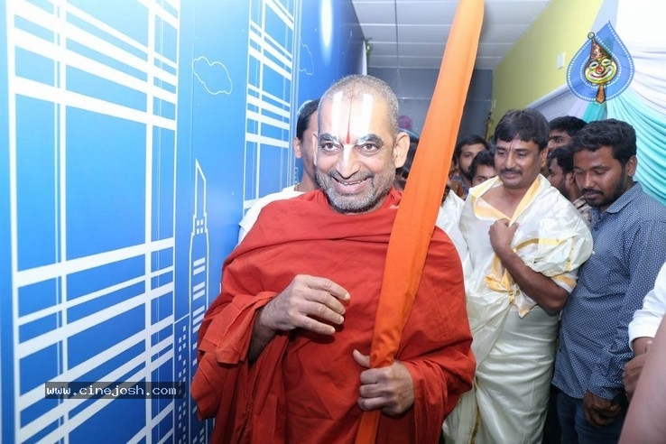Shri Tridandi Srimannarayana Ramanuja Chinna Jeeyar Swamy Launched Space Vision Groups  - 17 / 21 photos