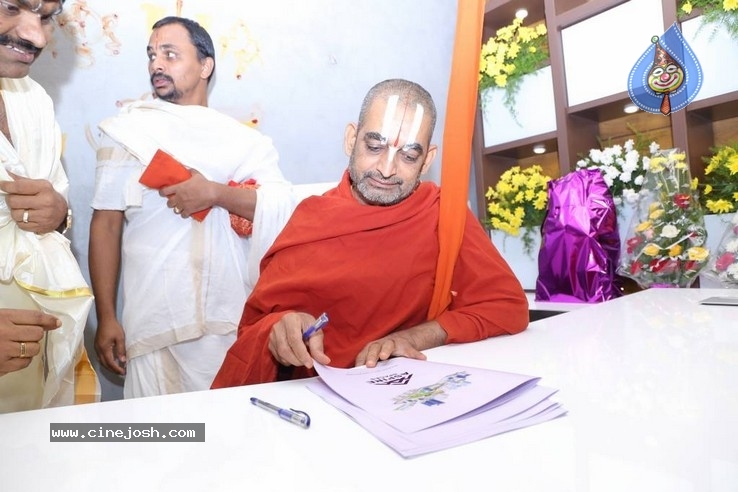 Shri Tridandi Srimannarayana Ramanuja Chinna Jeeyar Swamy Launched Space Vision Groups  - 18 / 21 photos
