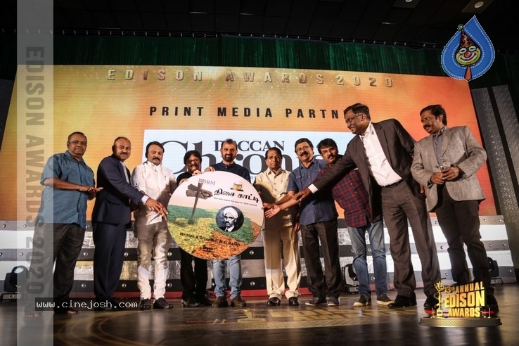 South Indian Cinema Awards - 24 / 44 photos