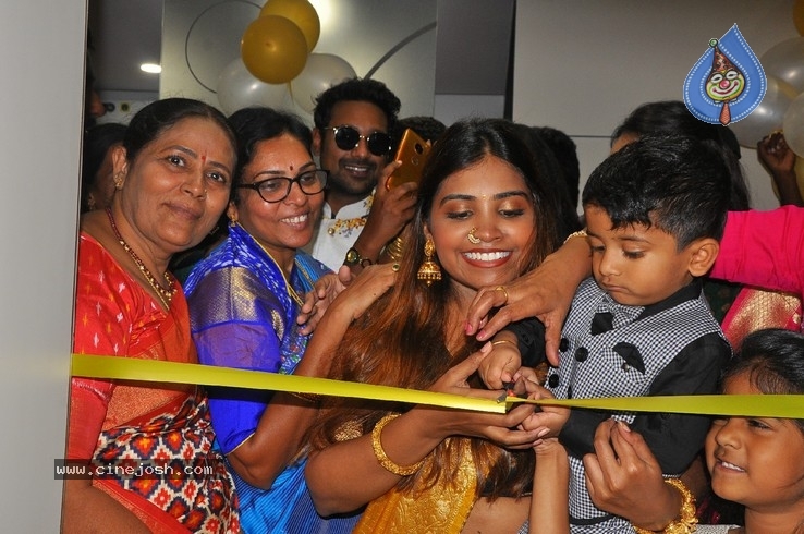 Varun Sandesh inaugurates  BeYou Salon - 5 / 30 photos