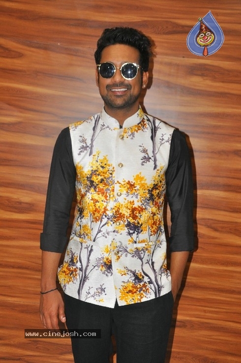 Varun Sandesh inaugurates  BeYou Salon - 7 / 30 photos