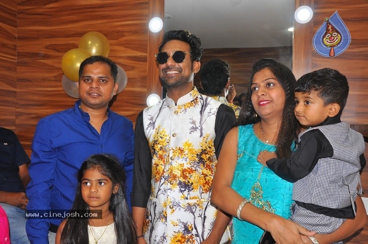 Varun Sandesh inaugurates  BeYou Salon - 10 / 30 photos