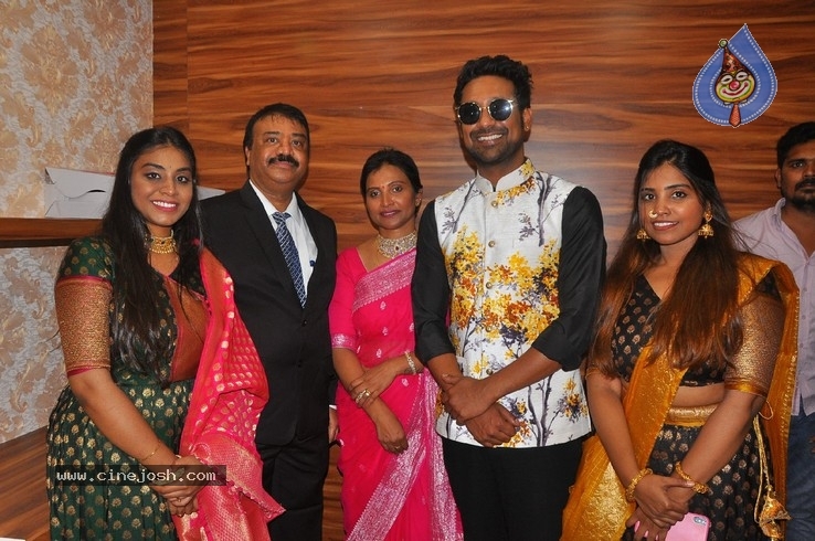 Varun Sandesh inaugurates  BeYou Salon - 16 / 30 photos