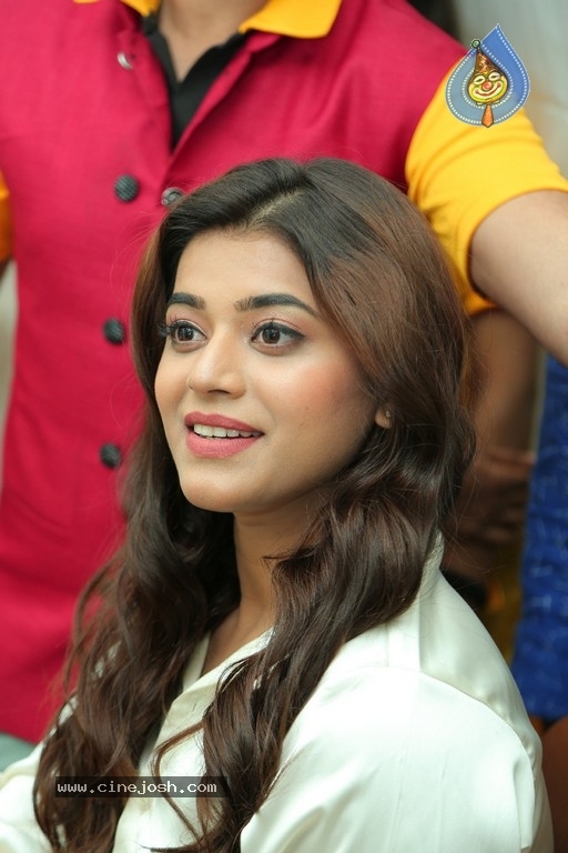Yamini Bhaskar Inaugurates BeYou Salon at Narasaraopet - 17 / 21 photos