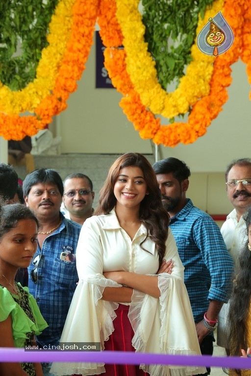 Yamini Bhaskar Inaugurates BeYou Salon at Narasaraopet - 19 / 21 photos