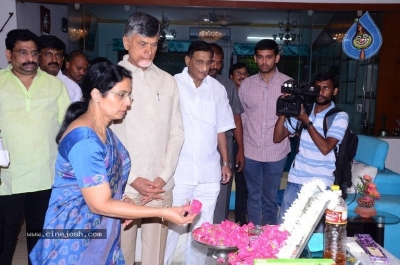 Chandrababu and Balakrishna Meet Superstar Krishna Family - 50 of 60