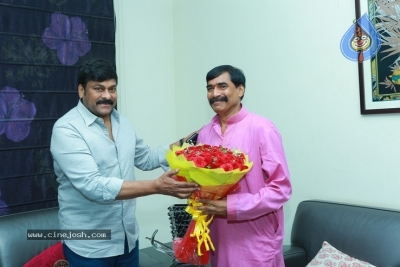 Chiranjeevi  Praises Guinness Record Winner Ramana Murthy - 15 of 21