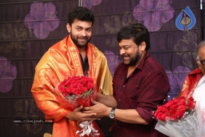 Chiranjeevi Press Meet About Tholiprema Photos - 12 of 21