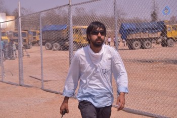 Director Bobby at Sardaar Gabbar Singh Sets - 16 of 21