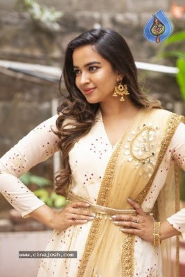 Katha Kanchiki Manam Intiki Movie Opening Stills - 5 of 14