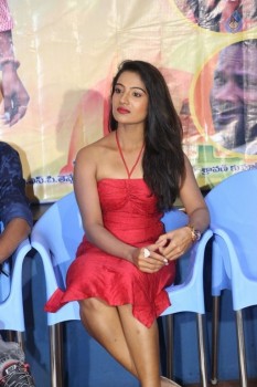Katrina Kareena Madhyalo Kamal Hassan Press Meet - 9 of 12