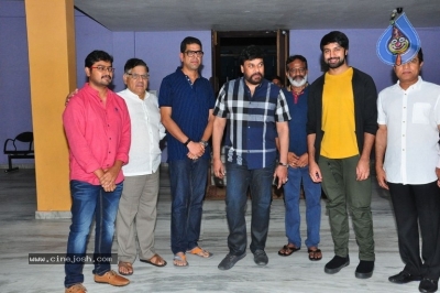 Mega Star Chiranjeevi Watching Vijetha Movie - 34 of 28