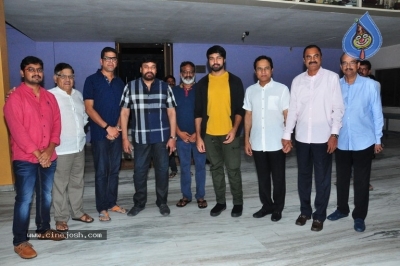 Mega Star Chiranjeevi Watching Vijetha Movie - 24 of 28