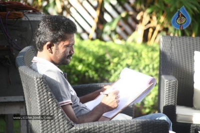 Nenjil Thunivirundhal Tamil Movie Working Stills - 11 of 16